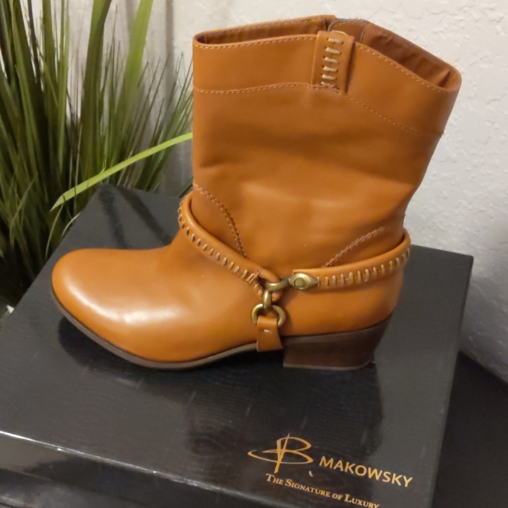 NIB B. Makowsky Tan Leather Harness Biker Boots